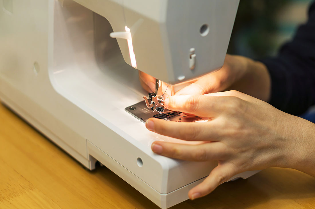 Maquines de Cosir Frances Castellsanguer mujer utilizando una máquina de coser